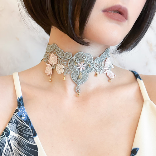 まもなく販売終了】睡蓮が咲く庭園で：フラワーレースのチョーカー