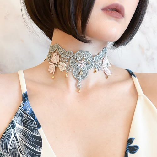 まもなく販売終了】睡蓮が咲く庭園で：フラワーレースのチョーカー