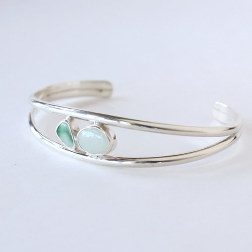 国内唯一の親方のバングル‼️国産品*糸魚川翡翠硬玉　絶品　一生物のお宝‼️　鑑別書付 糸魚川ヒスイ シルバー925 バングル 国産翡翠 □送料無料□ バングル