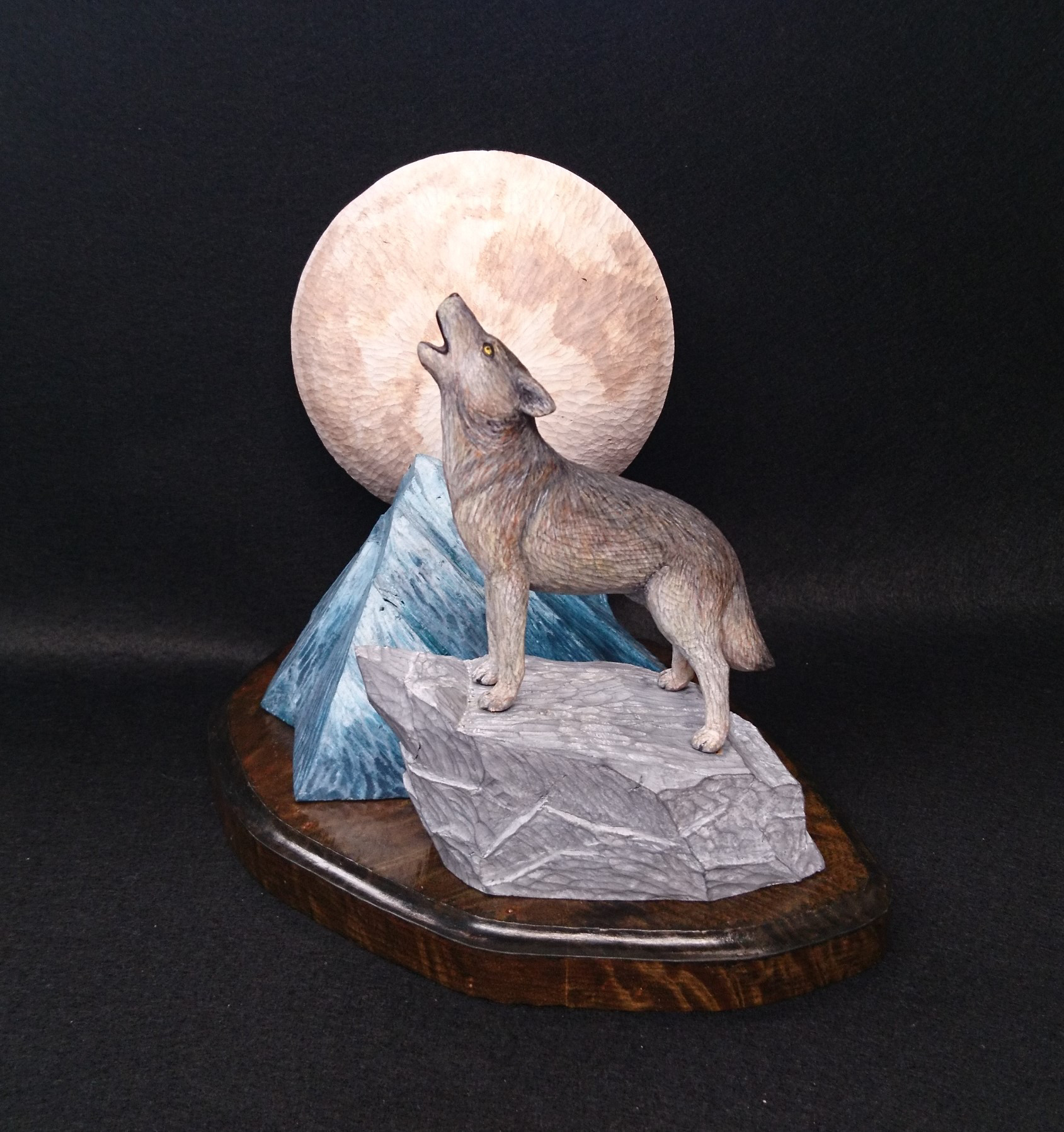 ＜　オオカミの遠吠え　＞