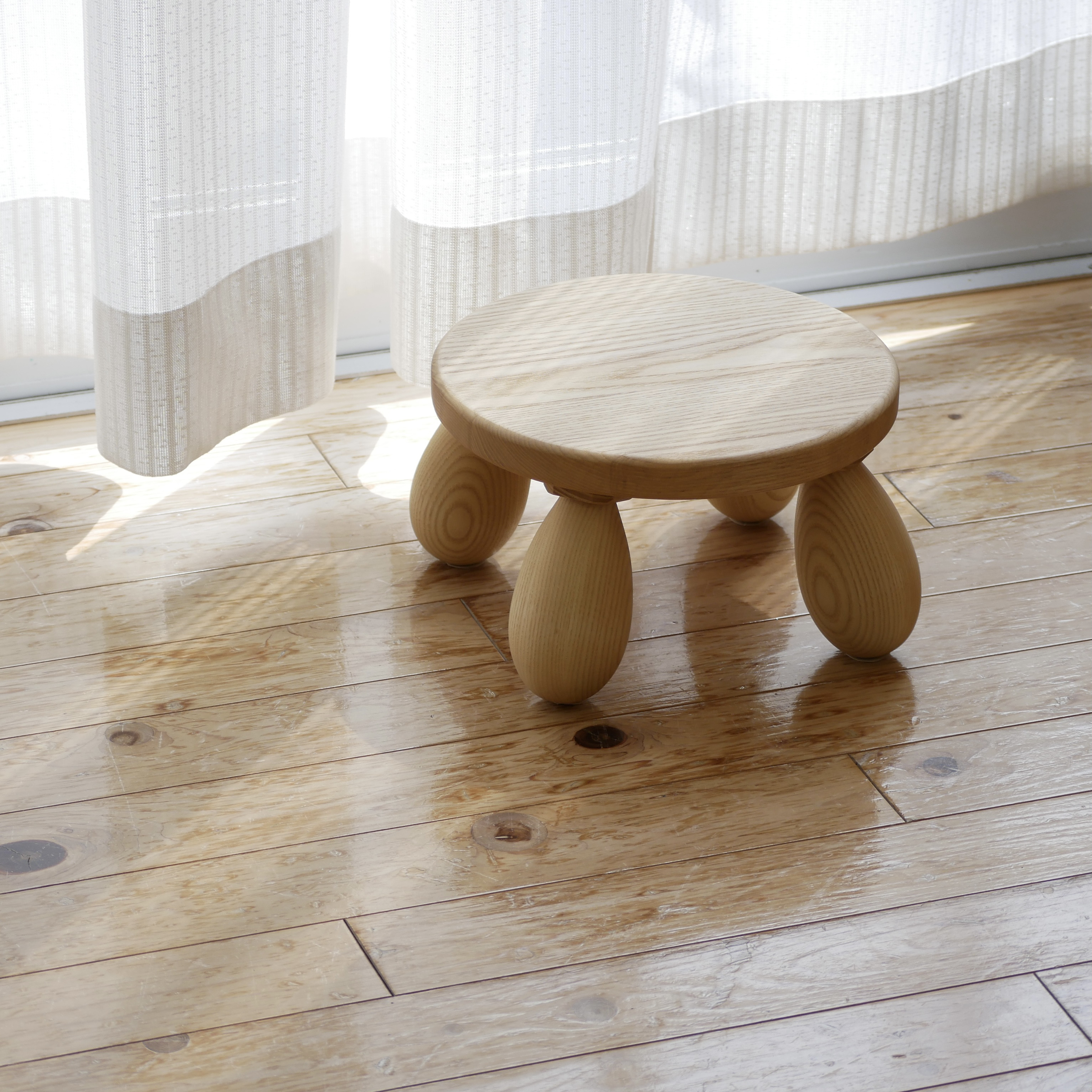 【出産祝い】長く使えるローチェア＆ギフト対応　天然ホワイトアッシュ 無垢材 ベビースツール 座り始め 赤ちゃん　安全設計