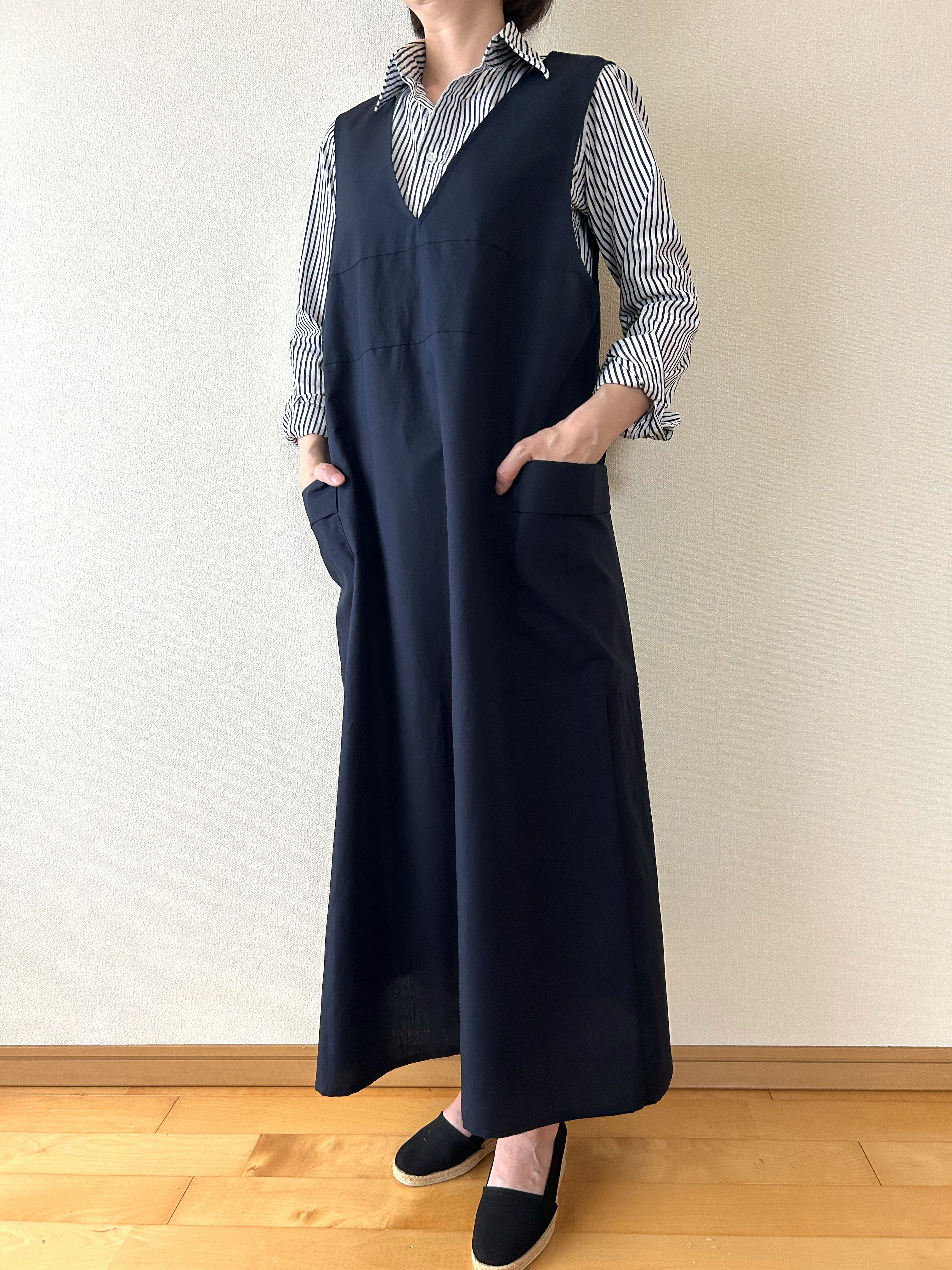 立体シルエットのジャンバースカート　コットンリネン　ネイビー