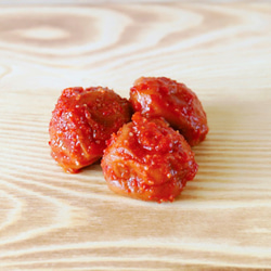 【ご飯のお友に】　大人気！　紀州南高梅甘辛バランスが絶妙なキムチ梅５００ｇ 1枚目の画像