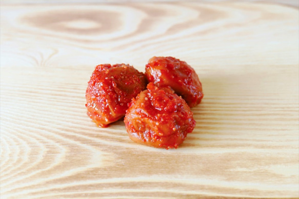 【ご飯のお友に】　大人気！　紀州南高梅甘辛バランスが絶妙なキムチ梅５００ｇ 1枚目の画像