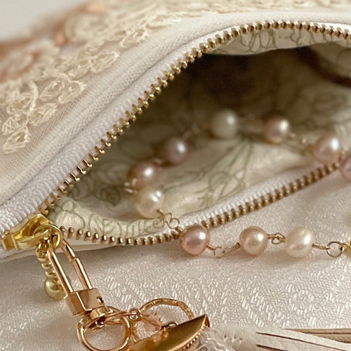 インド刺繍リボンのフェイクレザーミニポーチ 丸カラビナ、タッセル  