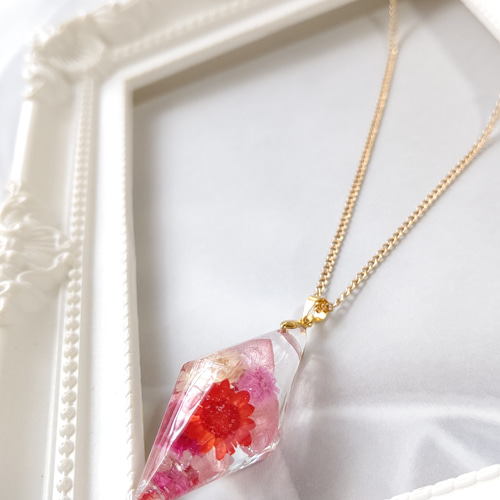 ピンクと赤のドライフラワーを詰め込んだひし形のクリスタル型レジンの