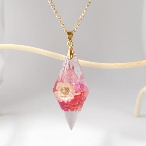 M297 レジン　ネックレス　ピンク系フラワーアレンジ ピンクと赤のドライフラワーを詰め込んだひし形のクリスタル型レジンの