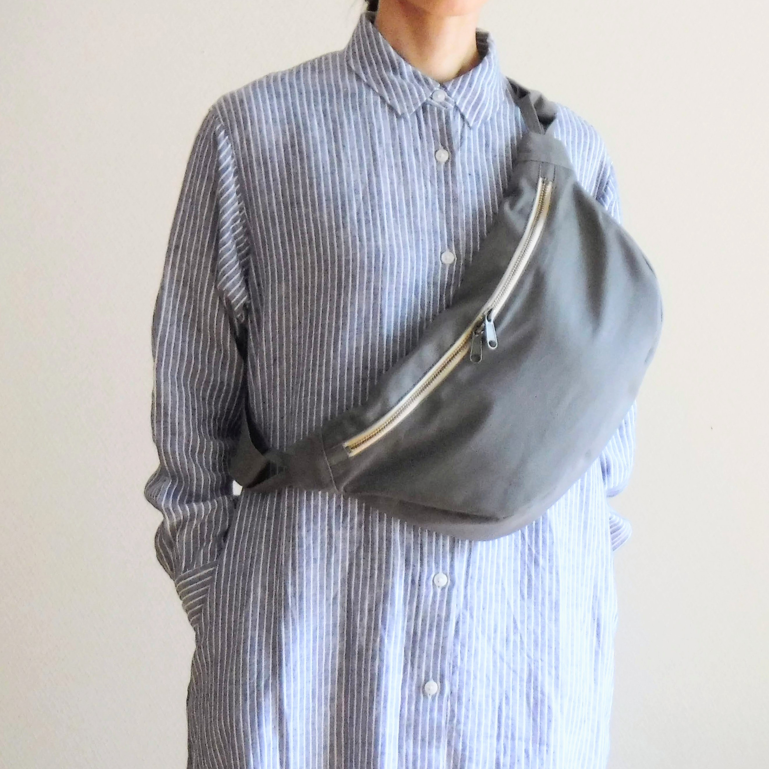 ボディバッグ ショルダー「MIKADUKI」 /グレー/11号帆布 / 三日月型ムーンショルダー【受注制作】