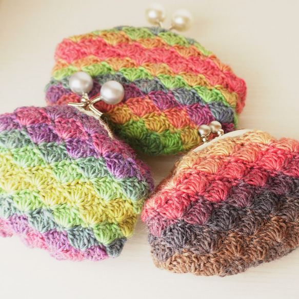 かぎ針編みのレトロながま口ポーチ（レインボーカラー・サイズ大