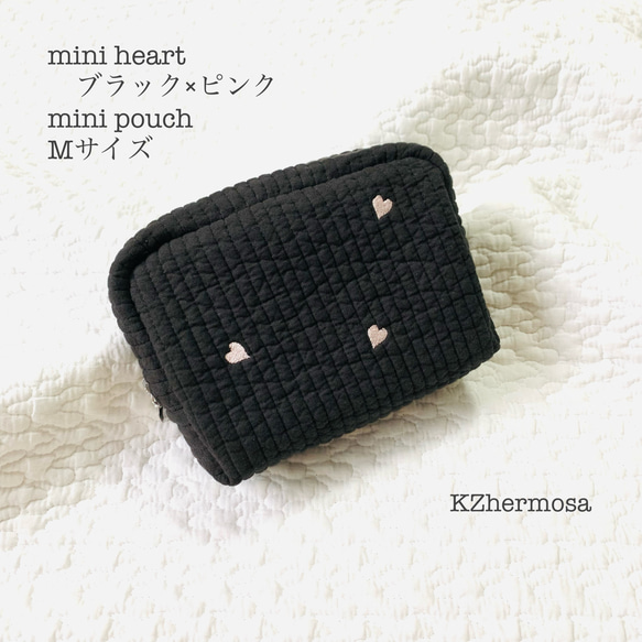 黒のバッグ・ポーチ ピンク刺繍 Mサイズ mini heart ブラック×ピンク minipouch ヌビポーチ ハート刺繍