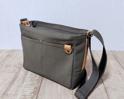 【美品】HOBBS LONDON ショルダーバッグ オールレザー ダークカーキ 公式】 レザークラフトカンパニー EVERY ハーフムーン