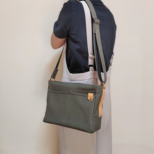 【美品】m0851 ショルダーバッグ メッセンジャー グレーカーキ m0851(エムゼロエイトファイブワン) ショルダーバッグ