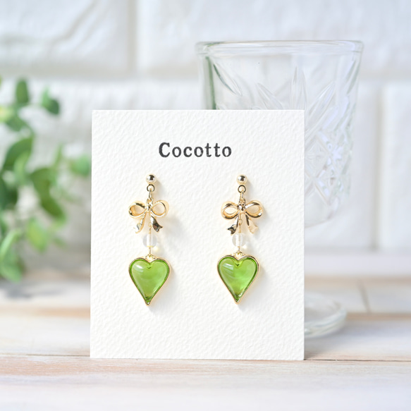 推し活】グリーンハートとリボンのピアス/イヤリング ピアス（スタッド