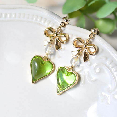 推し活】グリーンハートとリボンのピアス/イヤリング ピアス（スタッド