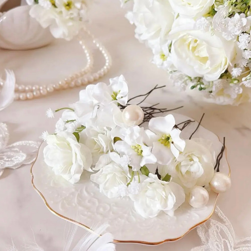 ホワイトローズとカスミソウのクラッチブーケ ウエディングブーケ