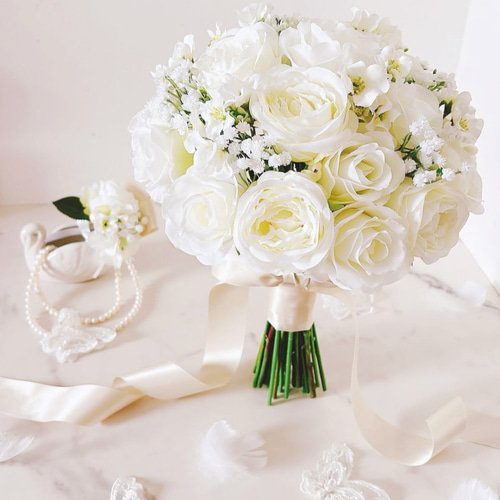 ホワイトローズとカスミソウのクラッチブーケ ウエディングブーケ