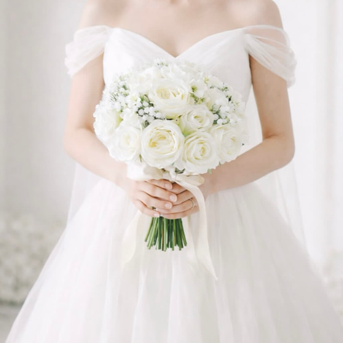 ホワイトローズとカスミソウのクラッチブーケ ウエディングブーケ