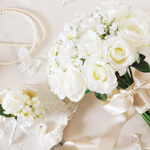 ホワイトローズとカスミソウのクラッチブーケ ウエディングブーケ