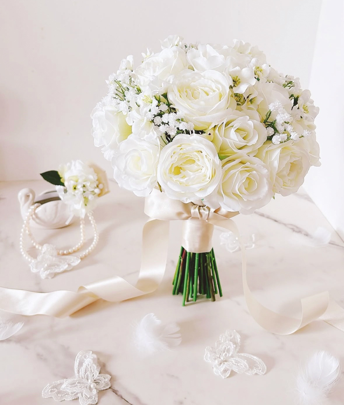 ホワイトローズとカスミソウのクラッチブーケ　ウエディングブーケ＆ブートニア（造花）アーティフィシャルフラワー　造花ブーケ