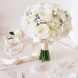 ホワイトローズとカスミソウのクラッチブーケ ウエディングブーケ