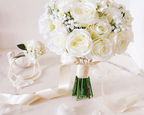 ホワイトローズとカスミソウのクラッチブーケ ウエディングブーケ