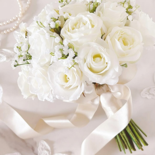 ホワイトローズとカスミソウのクラッチブーケ ウエディングブーケ
