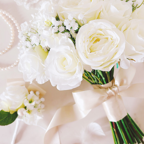 ホワイトローズとカスミソウのクラッチブーケ ウエディングブーケ