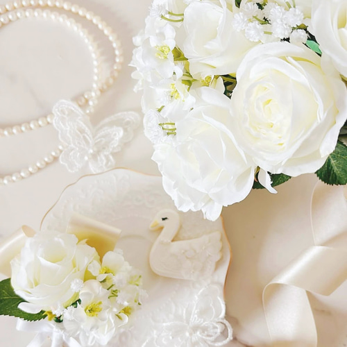 ホワイトローズとカスミソウのクラッチブーケ ウエディングブーケ