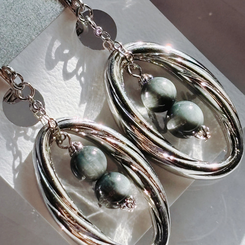 大ぶり輪の中の天然石イヤリング グレータイガーアイ 天然石