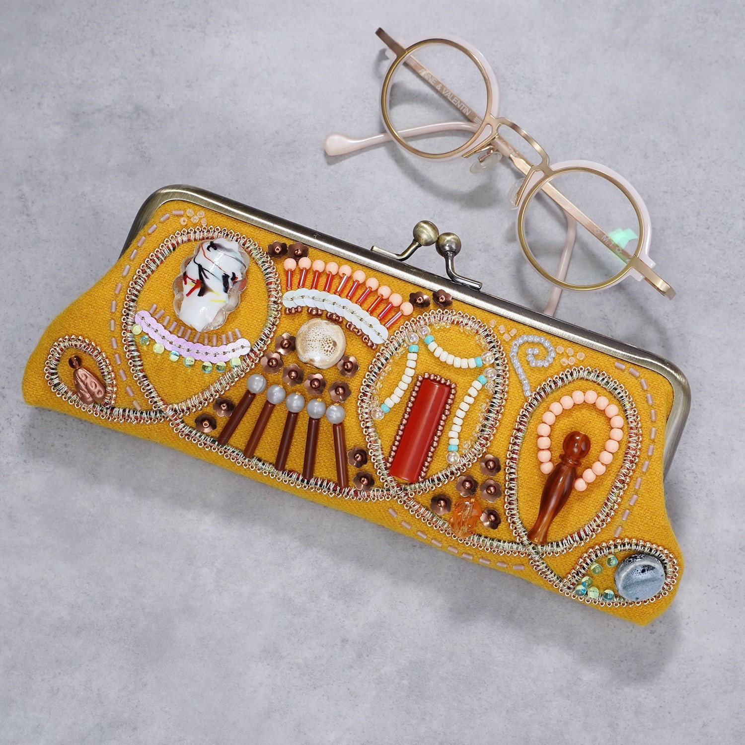 ビーズ刺繍のがま口眼鏡ケース・ペンケース No.14｜マスタードイエロー×ビーズ刺繍｜一点もの｜母の日・敬老の日ギフトに