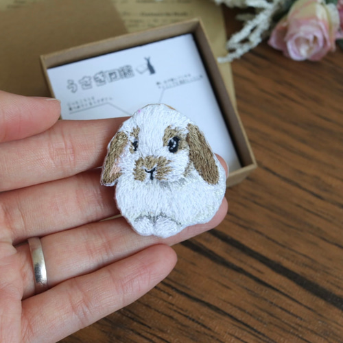 うさぎ図鑑】こちらを見るうさぎ／刺繍ブローチ その他雑貨 Shijimi  