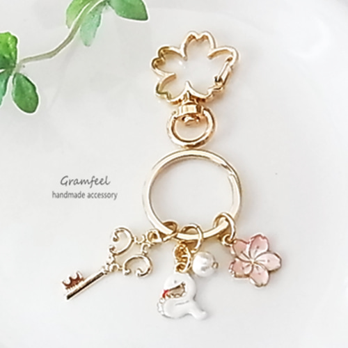 白蛇と霞桜の 干支キーホルダー＊コットンパール付＊巳年＊白 ヘビ