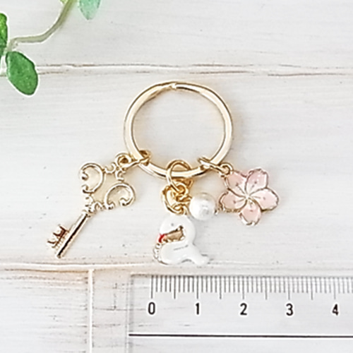 白蛇と霞桜の 干支キーホルダー＊コットンパール付＊2025年 巳年＊白