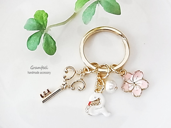 白蛇と霞桜の 干支キーホルダー＊コットンパール付＊2025年 巳年