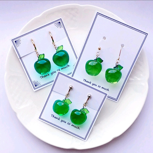 1点限り』新作☆ガラスの青林檎ピアス ステンレスフック 新作☆ガラスの