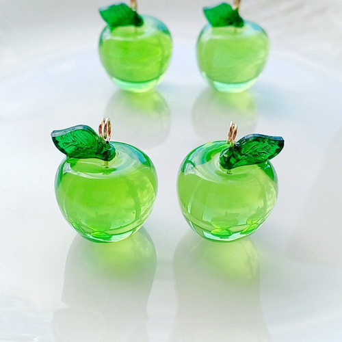 新作☆ガラスの青林檎ピアス　ステンレスフック 新作☆ガラスの青林檎ピアス ステンレスフック 青りんご / stained