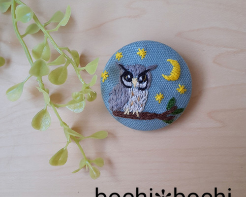 ふくろう 刺繍のくるみボタンのブローチ ブローチ bochi✻bochi