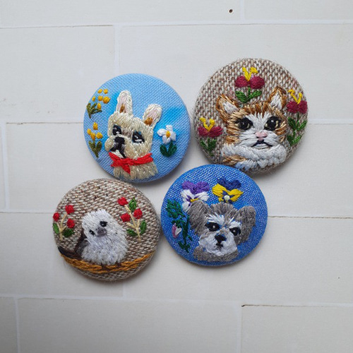 ふくろう 刺繍のくるみボタンのブローチ ブローチ bochi✻bochi 通販