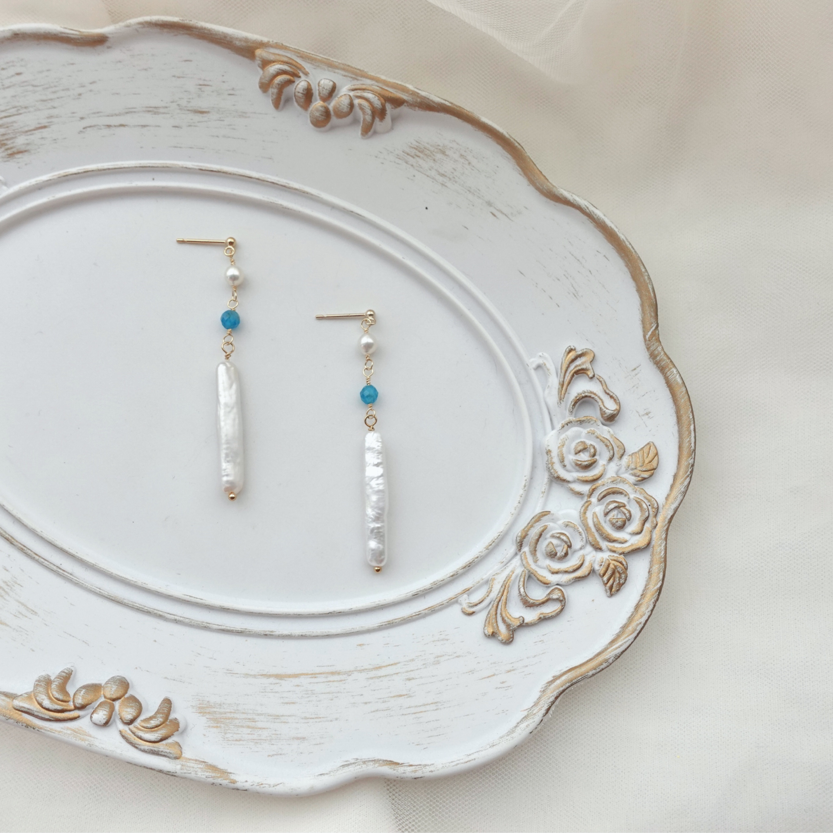 《Azure Grace》 14kgf アパタイトとバロックパールのエレガントな輝き ピアス