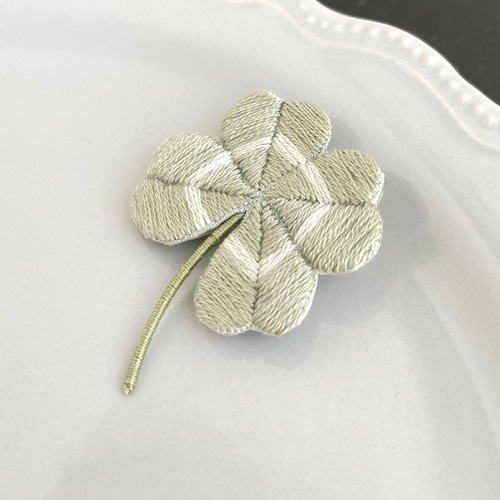 四つ葉のクローバーの刺繍ブローチ ブローチ capriccio 通販