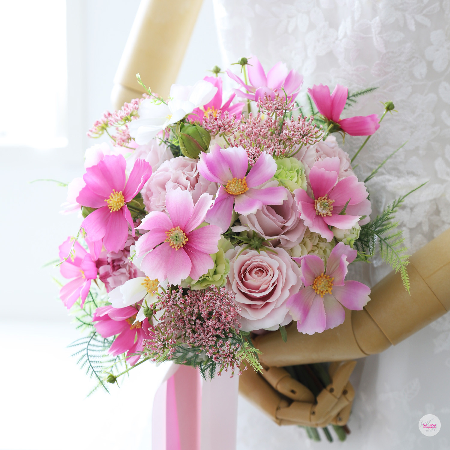 ホワイトピンクコスモスのクラッチブーケとブートニア