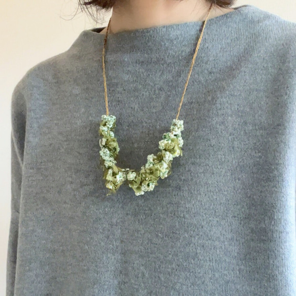 白詰草のネックレス ナチュラルな花かんむり 糸の軽い手編み