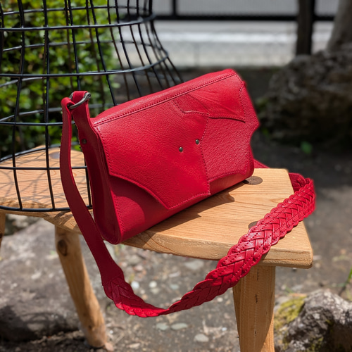 【新品】Bonpoint レザーパンチングバッグ　赤 新品】Bonpoint レザーパンチングバッグ 赤 ボンポワン