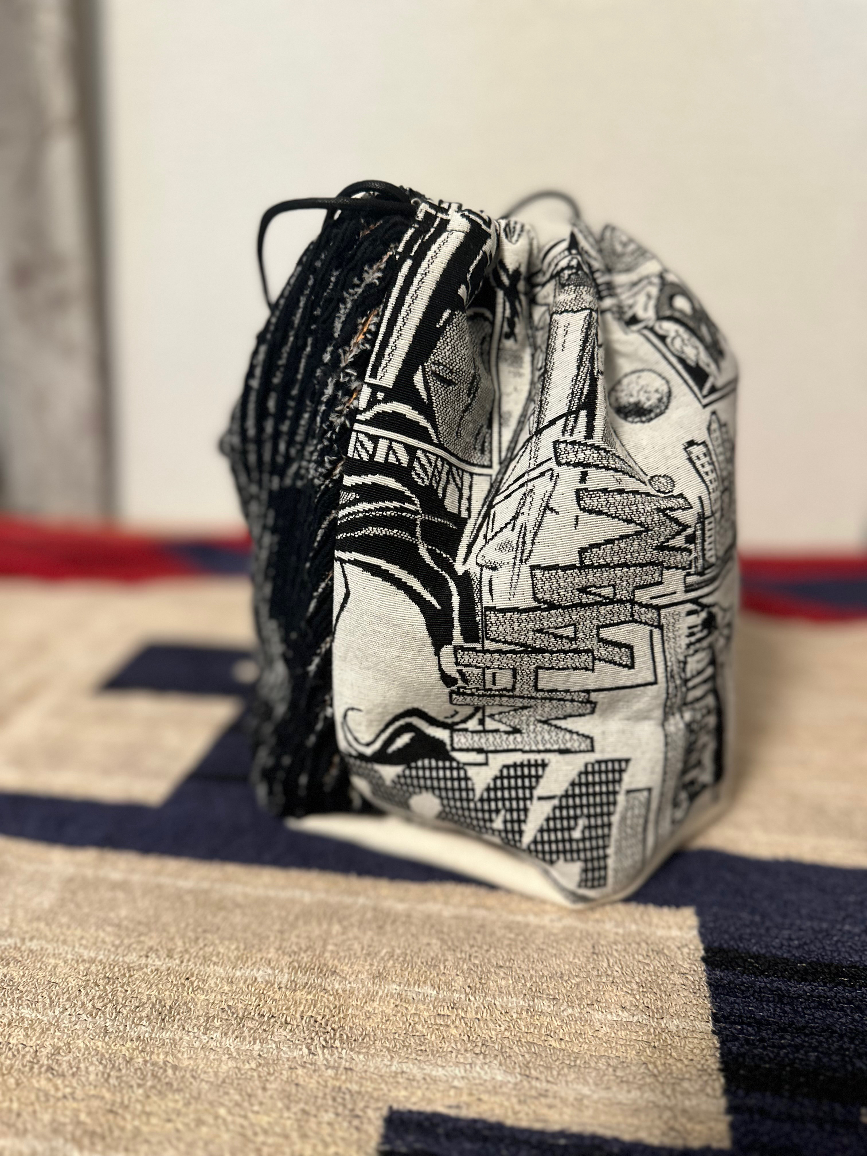 スラッシュキルト巾着バッグ【ブラック×アメコミ柄】