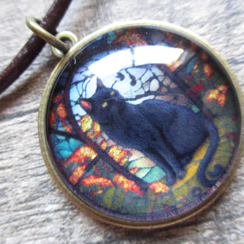 オルゴナイトネックレス紅葉を眺めるネコ♡