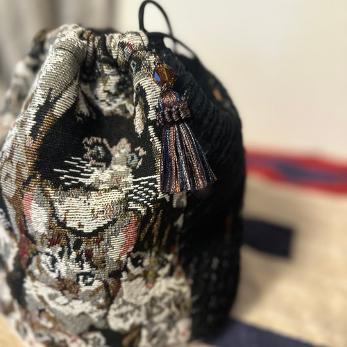 スラッシュキルトタッセル付き巾着バッグ【ブラック×猫柄】 巾着バッグ