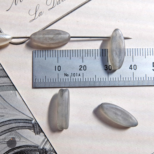 ビーズ・ナツメ型フラットガラスビーズ スモーキーグレイ7x15mm [6個