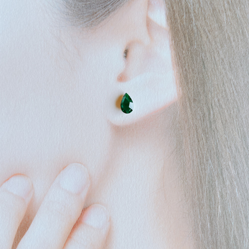 小さいスワロフスキーエメラルドサージカルステンレスピアス 小さめ