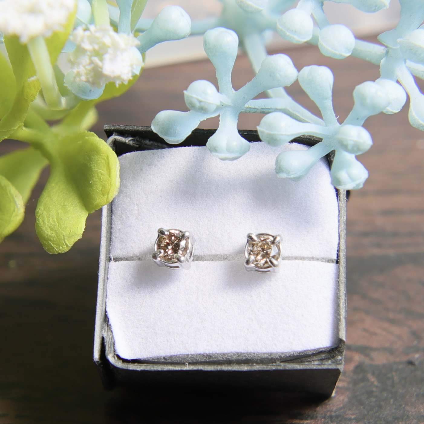 天然ブラウンダイヤとサージカルステンレスの一粒ピアス 天然ブラウンダイヤとサージカルステンレスの一粒ピアス ピアス