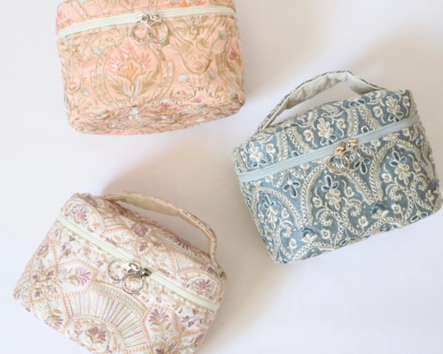 希少　アナスイ　バニティ　バッグ　ポーチ　化粧　刺繍 ANNA SUI 2020 F/W COLLECTION BOOK VANITY POUCH TRAVELHOLIC